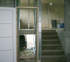 Porte acc&eacute;dant au vs, et escaliers pour aller aux chambres