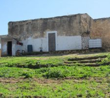 Fa&ccedil;ade actuelle de la maison non r&eacute;nov&eacute;e ; peint &agrave; la chaux sur la moiti&eacute; de la fa&ccedil;ade &agrave; cause des pluies!!!!