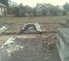 Debut de maconnerie de la fosse 4m par 1.5m
et protection pour la nuit car ils ont prevus de la pluis