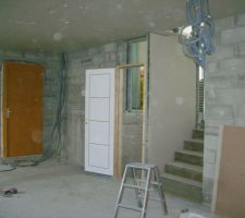 Vue d'ensemble, entr&eacute;e, porte de service, escalier, salon...