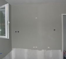 La cuisine cot&eacute; cellier 
en vrai &ccedil;a fait moins gris