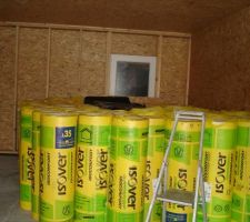 Arrivage laine de verre 200mm et 100mm.
200 dans les murs du garage.
et 200   100 pour la partie maison, plus en périphérie de la maison 2 cm de cellulose de bois résultat un gros R