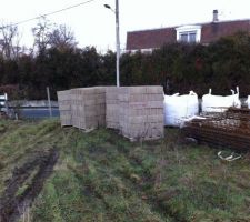 Le materiel est arriv&eacute; il ne reste plus qu'&agrave; monter les murs!