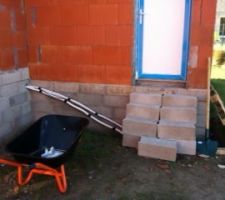 Escalier provisoire pour faciliter la descente du materiel de viabilisation prévu samedi 19 fevrier