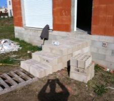 Mise en place des escaliers provisoires pour un acc&egrave;s plus facile &agrave; la maison... adieu les palettes casses gueules !!