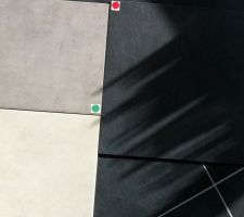 - Carrelage pièce à vivre 45*45 Interior Noir(avec étiquetage point rouge)
- Carrelage hall   wc 33*33 Argia Cinza Claro (avec étiquetage vert en haut à droite)
- Carrelage future salle de bain 33*33 Acaste Cinza (étiquetage vert en bas à droite)