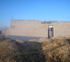 Vue de côté porte fenêtre donnant sur la cuisine et la salle à mangé.