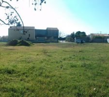 Notre parcelle commence a gauche de la butte et se termine au cul de mon opel !!
en fait, le vendeur a vendu 3 parcelle de 1000 m² chacune