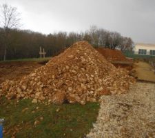 Un gros tas de cailloux. Beaucoup de terre de sorti.