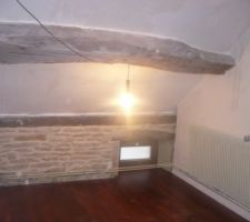 Partie gauche de la chambre, reste nettoyage, enduit et peinture des murs.