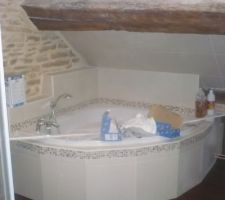 Baignoire d'angle, sol en parquet massif exotique collé