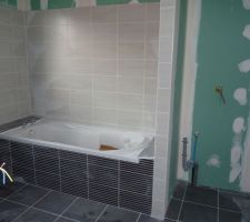 Salle de bain du haut, baignoire
Toujours PORCELANOSA

&agrave; c&ocirc;t&eacute; placard pour lave-linge et s&egrave;che-linge. Nous rajouterons une porte de placard avec ouvertur &agrave; la fran&ccedil;aise.