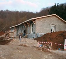 Vu d'ensemble de la maison avec les fenêtres et portes.