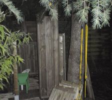 Vu de l'exterieur
la porte a gauche, le mur a droite ou j'ai pas encore coupé les planches a hauteur