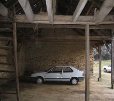 Voici l'emplacement du futur garage, la voiture a déjà trouver sa place.