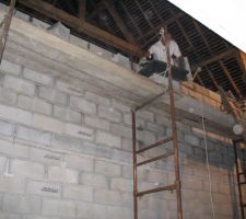 C'est partis mon père et moi avons commencer le Mur de mitoyenneté pour séparer les deux bâtiments en parpaing semi plein.