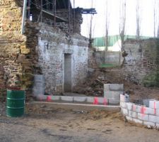 &eacute;l&eacute;vation des murs sur la fa&ccedil;ade Sud, sur cette photo on peut distinguer notre futur fen&ecirc;tre coulissante avec les marques Rouge.