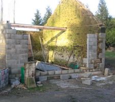 Comme on peut le remarquer nous avons commencer a monter de la pierre en façade sur le mur du garage.