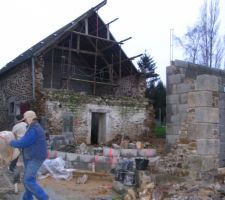 Comme on peut le voir le reste de la charpente est retenus par des &eacute;tais.