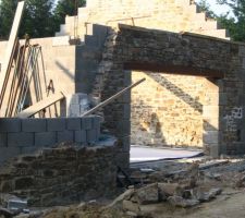 Le Mur du garage est presque finis et celui de la tourelle est en cours de réalisation.