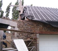 Eh oui &ccedil;a avance plus vite quand nous sommes en vacance la ma&ccedil;onnerie avance tr&egrave;s vite au niveau de notre tourelle.