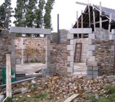 On peut voir la baie vitr&eacute; sur la gauche.