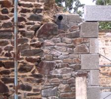 Nous avons penser a passer les tuyau d'eau pluviale dans le Mur de pierre.