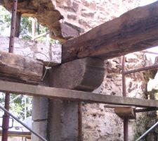 Ici on peut voir le corbelet d'une ancienne cheminé qui nous sert de support pour notre poutre en chêne.