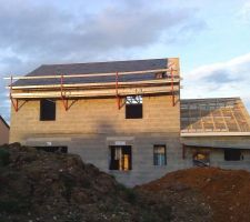 Façade arrière de la maison, la toiture du garage a été préparée pour recevoir les ardoises naturelles. La maison commence à prendre forme.