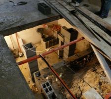 Maçonnerie de la cave en cours : poteaux pour soutenir une des futures baies vitrées