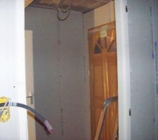 Hall d'entrée, qui distribue sur porte descente au garage et porte de la piece a vivre