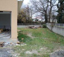 Au fond à D le compteur EDF, derrière le buisson
