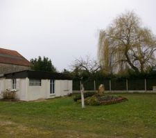 La partie gauche du terrain et la vue sur le garage a d&eacute;truire.