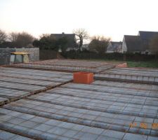 Début chantier vue de l'étage de la maison du voisin (on peut distinguer au fond les piquets d'implantation de la maison et le tracteur:-)