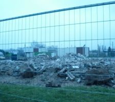 L&agrave; il y avait un b&acirc;timent ou l'on vendait des fruits et l&eacute;gumes et il une boucherie si mes souvenirs sont bons