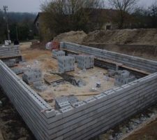 Les murs du sous-sol arrivent 10 jours apr&egrave;s...&ccedil;a nous para&icirc;t toujours aussi petit !