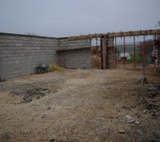 Le sous-sol est terminé. Les poteaux en béton sont prêt à réceptionner le portique bois qui viendra refermer ce garage.