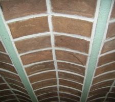 Le plafond vouté de notre futur salon