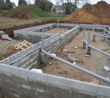 Le vide sanitaire est termin&eacute;, pr&ecirc;t &agrave; accueillir le plancher.
Il &eacute;tait pr&eacute;vu seulement 2 parpaings et le constructeur a d&ucirc; en mettre 4.
Il nous semble que du c&ocirc;t&eacute; du voisin de gauche, en limite de propri&eacute;t&eacute;, le garage est un peu bas. L'&eacute;tanch&eacute;it&eacute; va &ecirc;tre enterr&eacute;e !