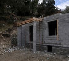 Elévation des murs du RDC
Agglo à bancher sur la moitié des murs
Facade OUEST 
Avec le poteau et les poutres pour le futur platelage pour accéder au palier du haut directement du 1er étage de la maison