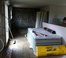 Vu sur la cuisine, derrière le garage, ouverte sur le séjour/salon