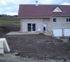 L'eau coule du terrain un drain doit etre fait