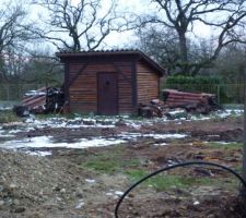 Terrain environ 800m&sup2; avec la cabane au fond du jardin
