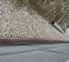 Drainage/produit hydro/Delta MS et le tout recouvert par des cailloux