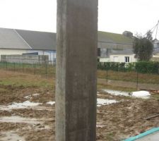 Le pilier de la terrasse qui va supporter une partie de la charpente,ce qui explique son gabarit.