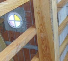 Oeil de boeuf multicolore :-)))) et poutres apparentes du salon