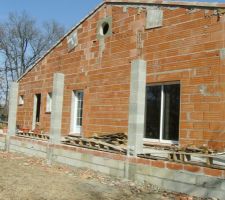 De gauche &agrave; droite cellier - cuisine - salon
