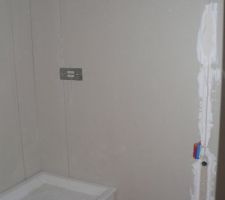 Le bac à douche de la salle d'eau de l'étage