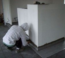 Pose de plinthes autour de l'ilot