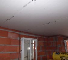 Toujours les plafonds avec les gaines &eacute;lectriques qui pendent